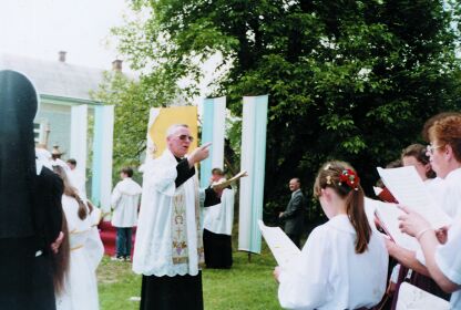 7.�piew przy III o�tarzu-Bo�e Cia�o-1999r.